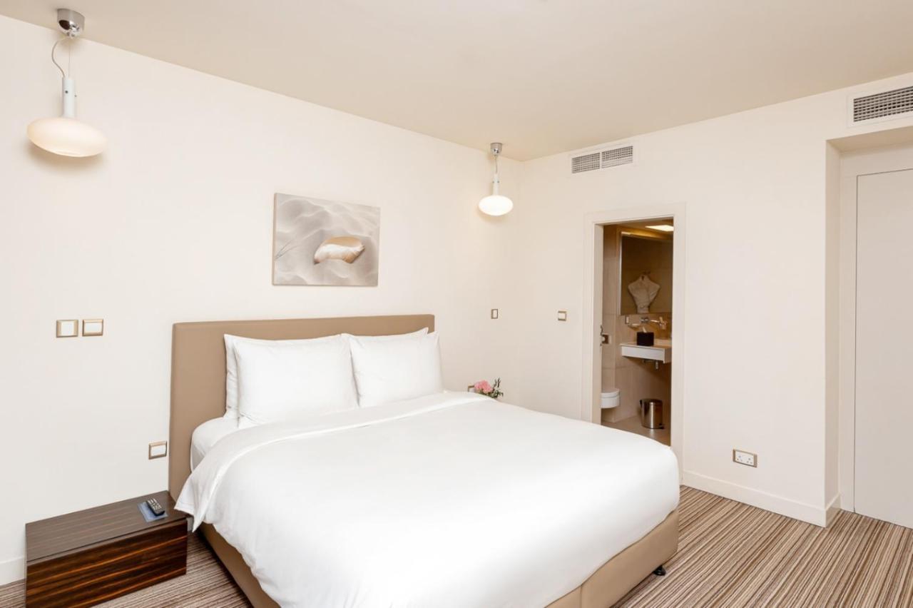 Radisson Blu Residence, Dubai Marina Esterno foto A bedroom at the hotel