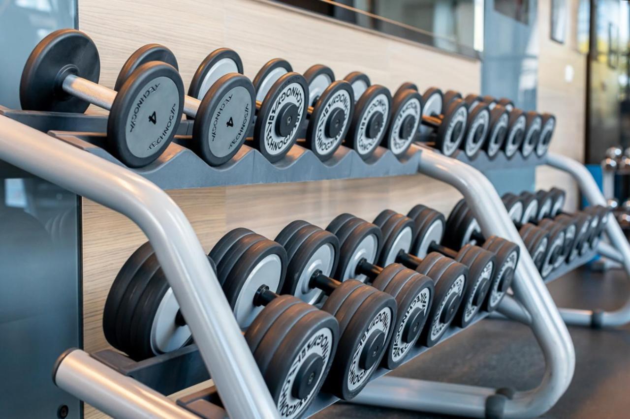 Radisson Blu Residence, Dubai Marina Esterno foto Dumbbells on a rack