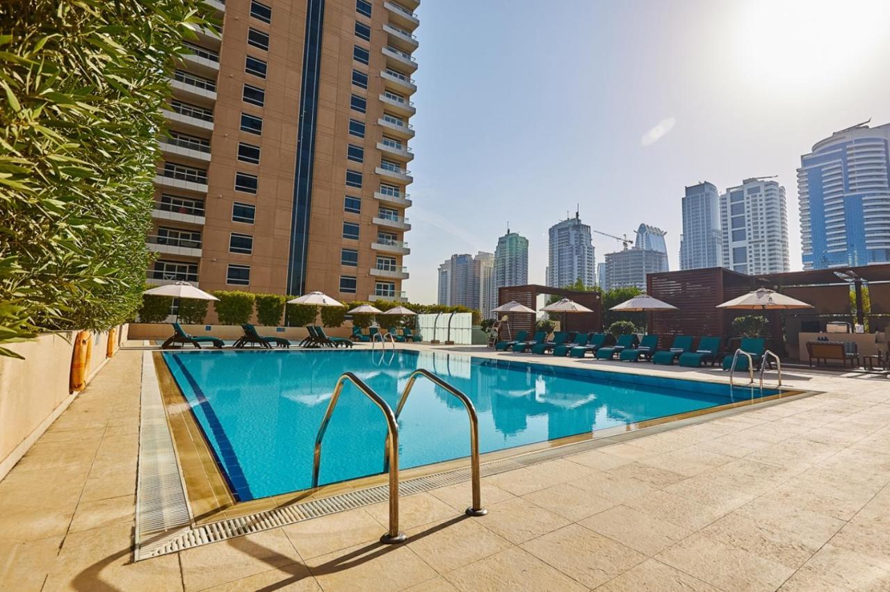 Radisson Blu Residence, Dubai Marina Esterno foto Swimming pool at Jumeirah Lakes Towers
