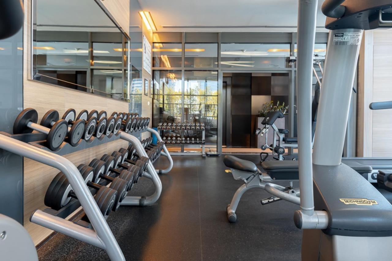 Radisson Blu Residence, Dubai Marina Esterno foto The gym at the hotel