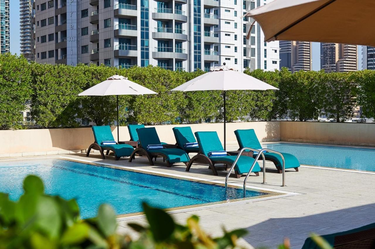 Radisson Blu Residence, Dubai Marina Esterno foto The swimming pool at the hotel