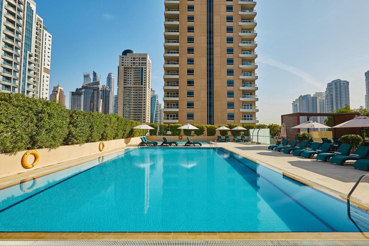 Radisson Blu Residence, Dubai Marina Esterno foto The swimming pool at the hotel