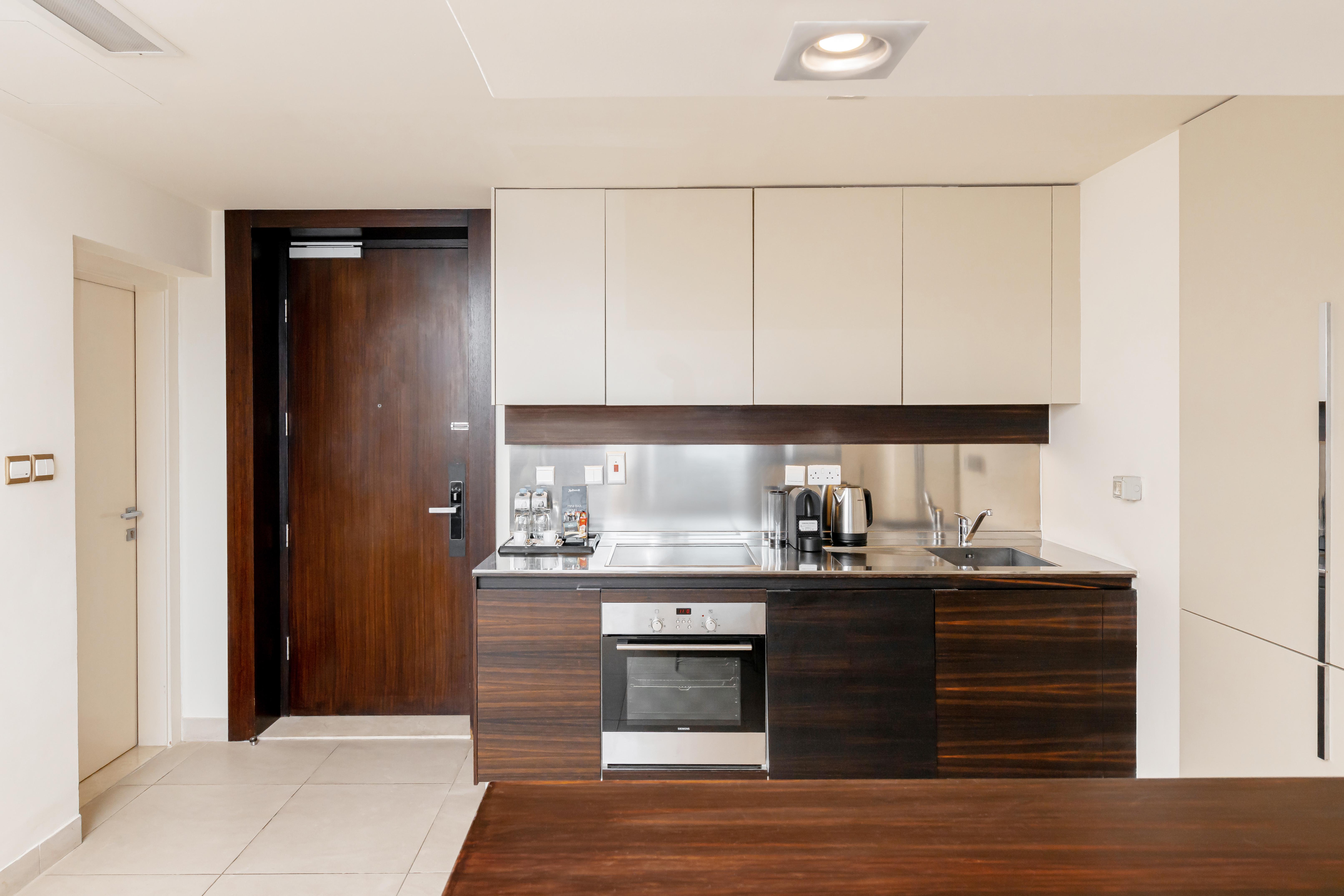 Radisson Blu Residence, Dubai Marina Esterno foto A kitchen in a serviced apartment in London