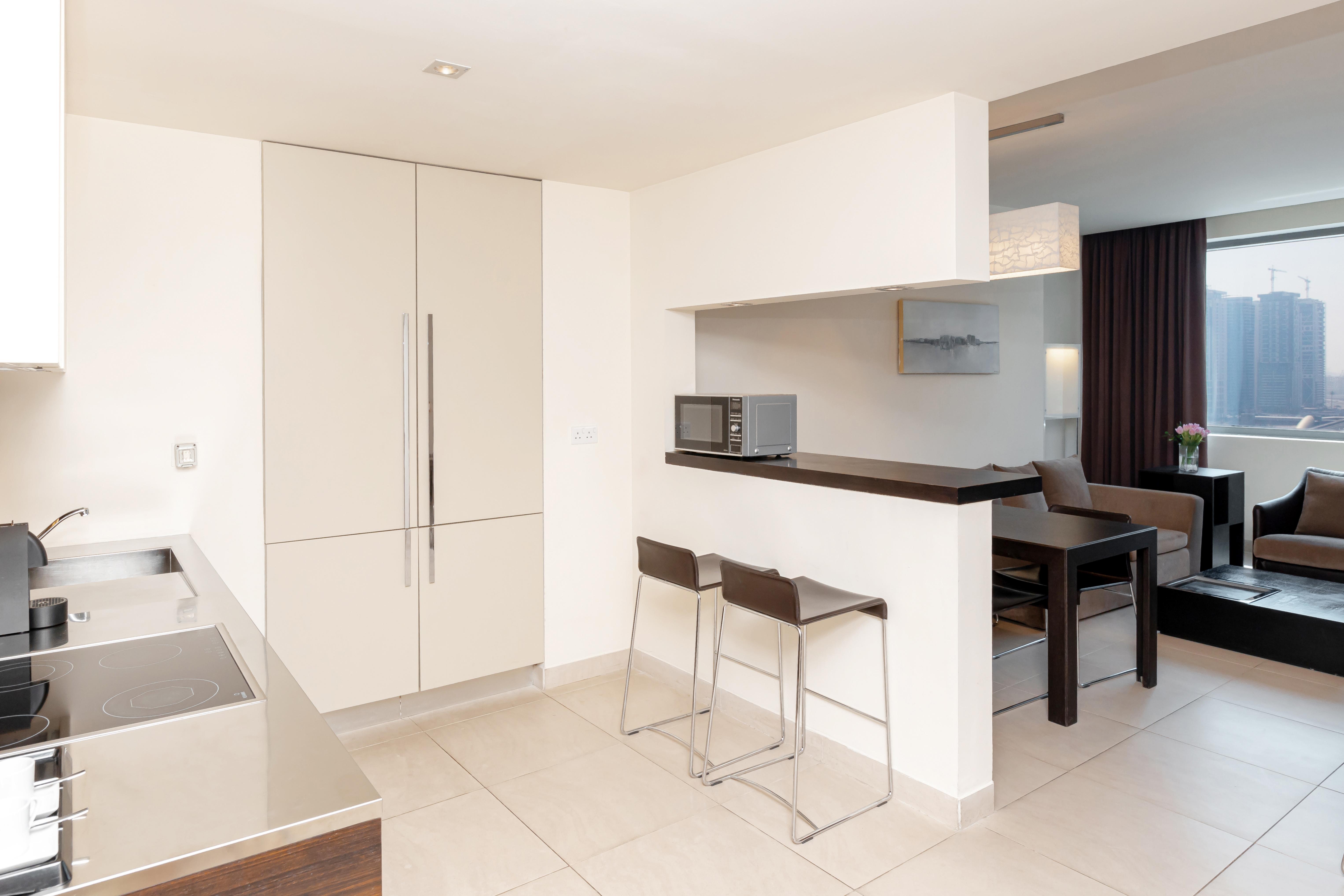 Radisson Blu Residence, Dubai Marina Esterno foto A modern open plan kitchen
