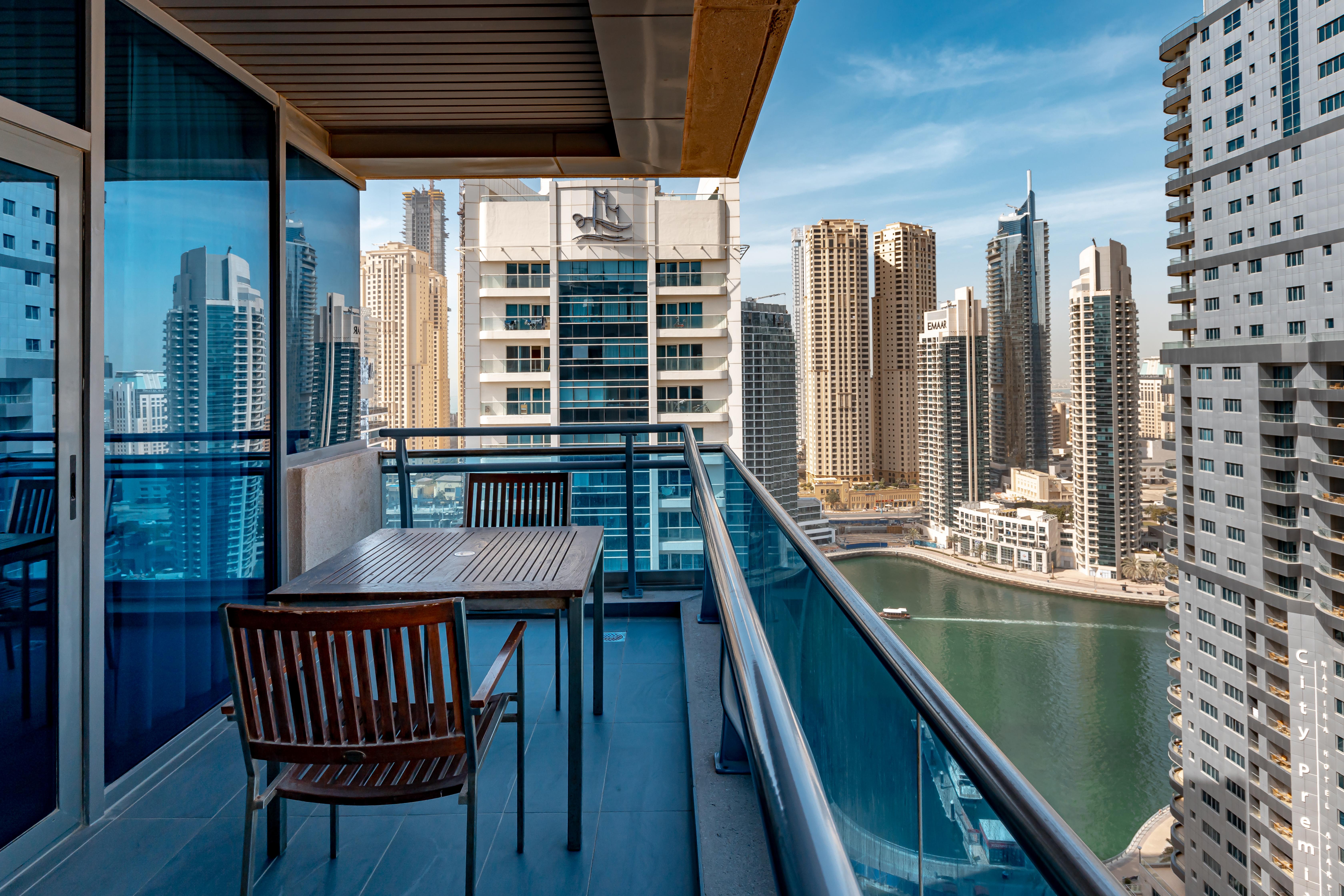 Radisson Blu Residence, Dubai Marina Esterno foto A balcony in Dubai