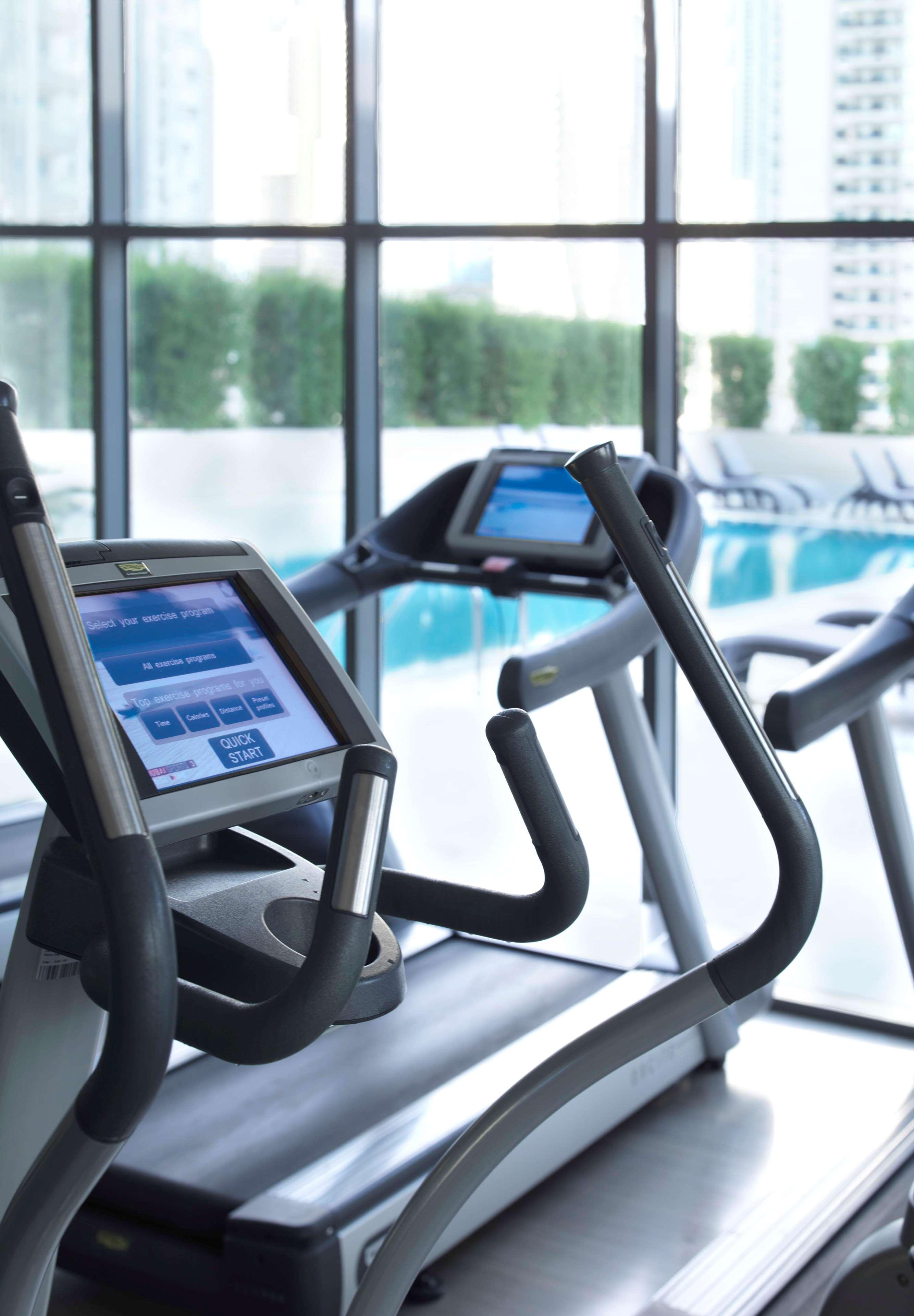 Radisson Blu Residence, Dubai Marina Esterno foto CrossFit equipment