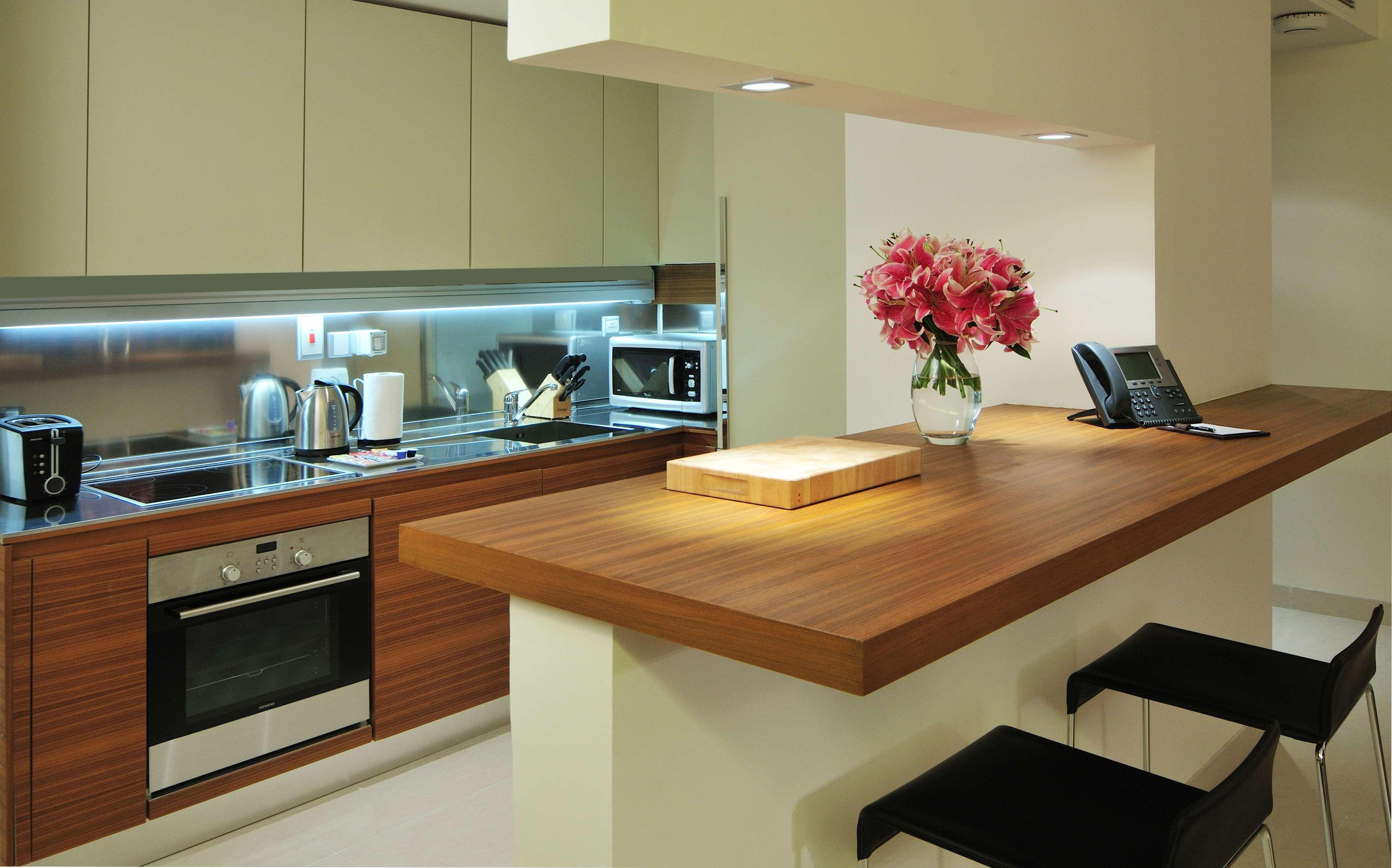 Radisson Blu Residence, Dubai Marina Esterno foto A modern kitchen