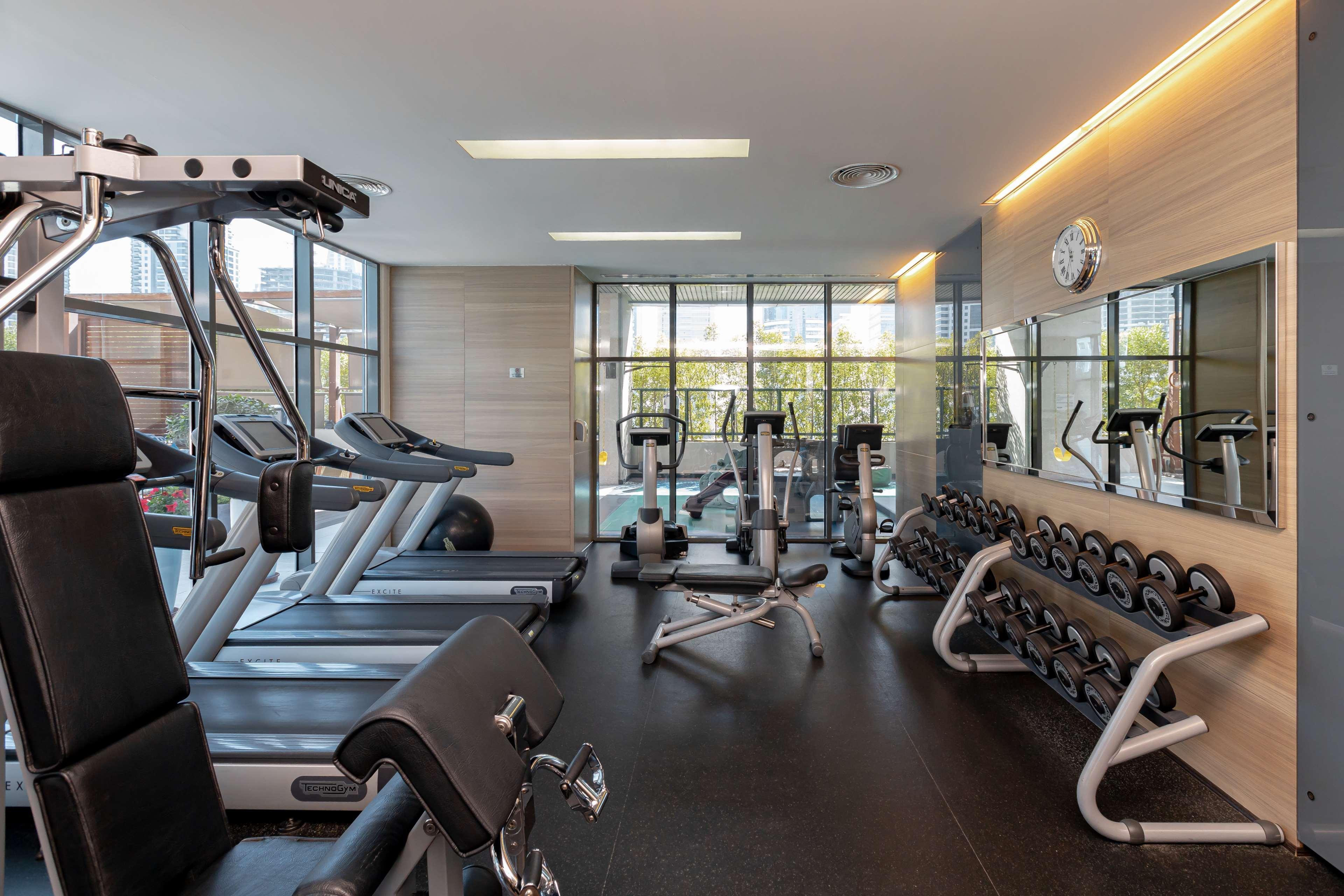Radisson Blu Residence, Dubai Marina Esterno foto The gym at the hotel