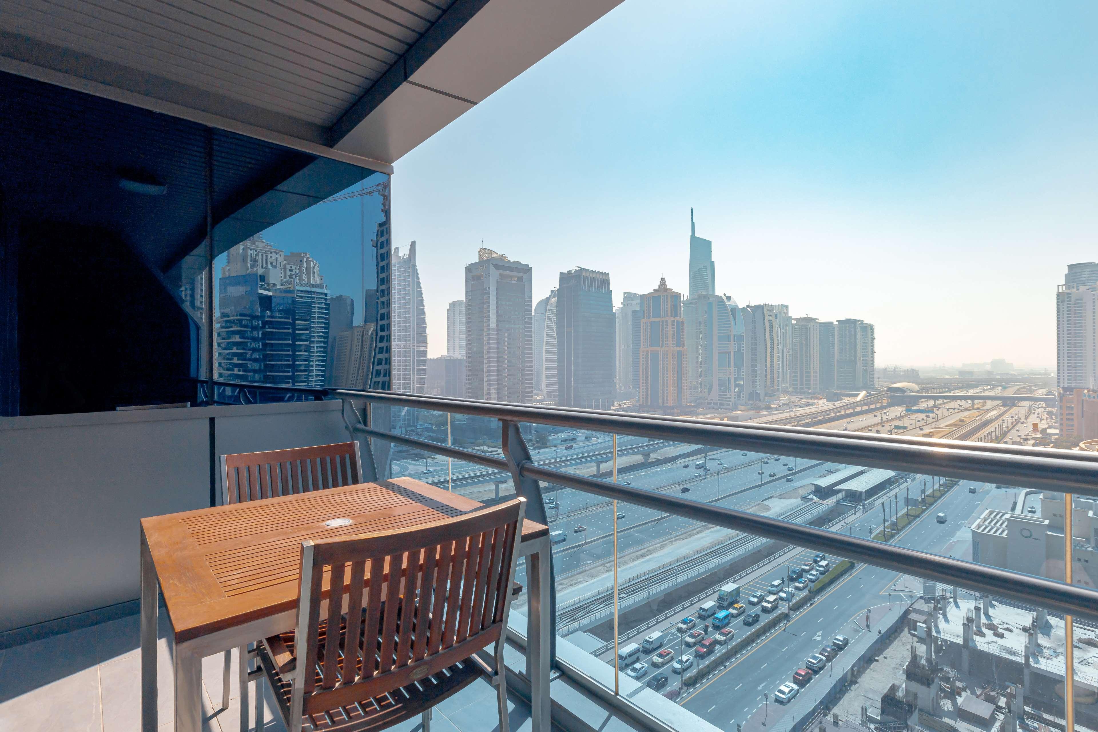 Radisson Blu Residence, Dubai Marina Esterno foto A balcony in Dubai