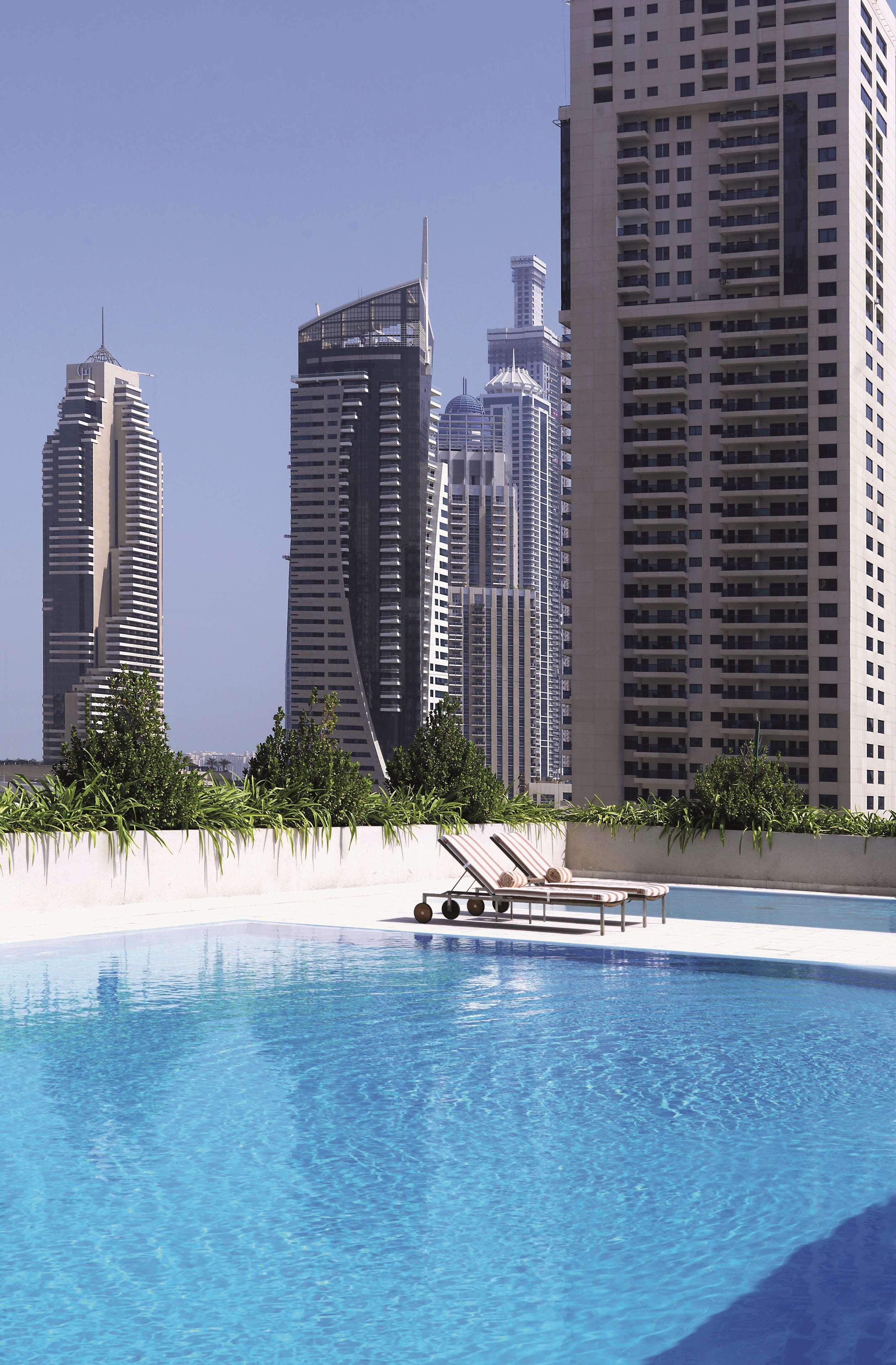 Radisson Blu Residence, Dubai Marina Esterno foto The swimming pool at the 1016 Residences