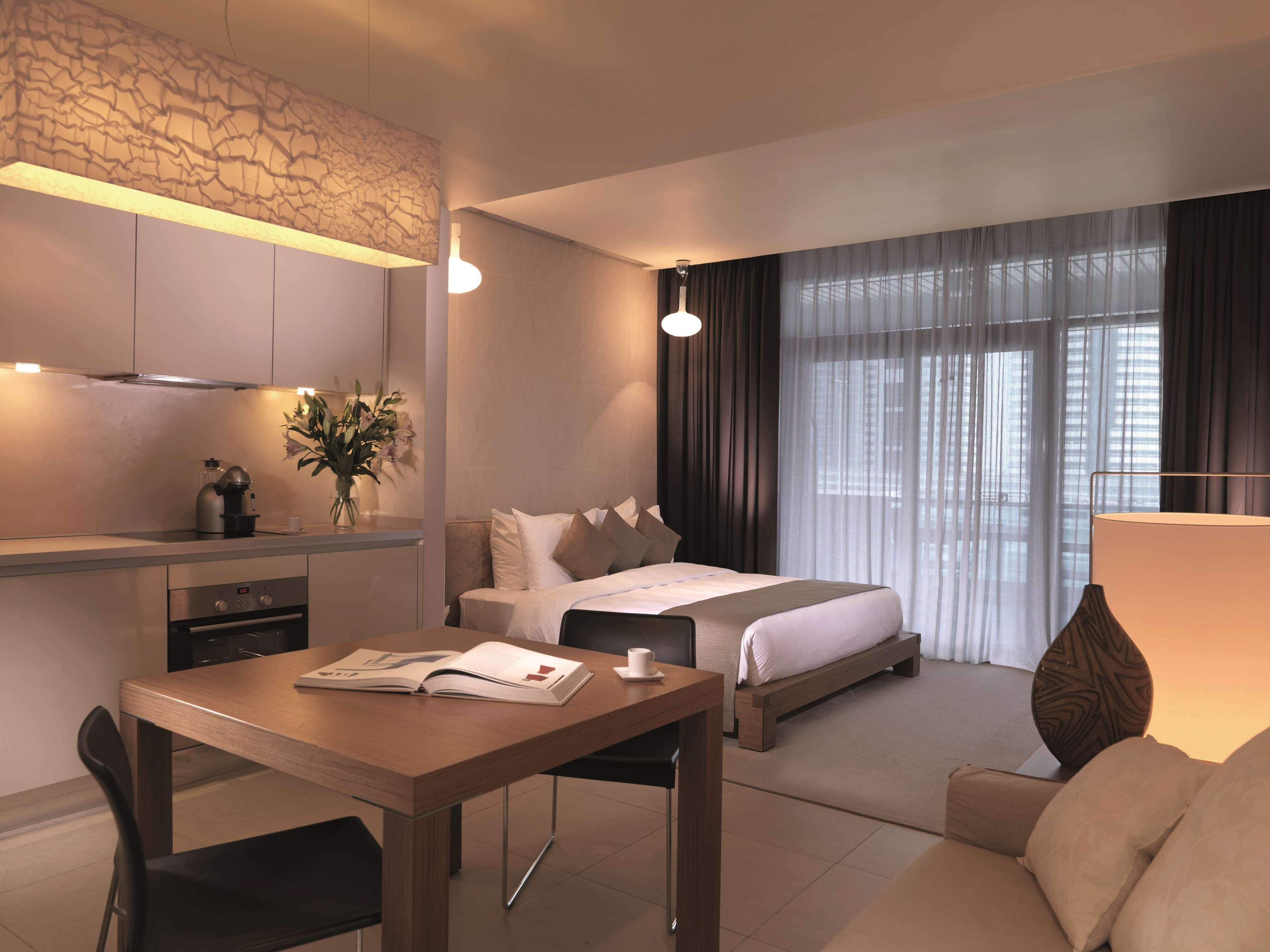 Radisson Blu Residence, Dubai Marina Esterno foto A typical studio apartment