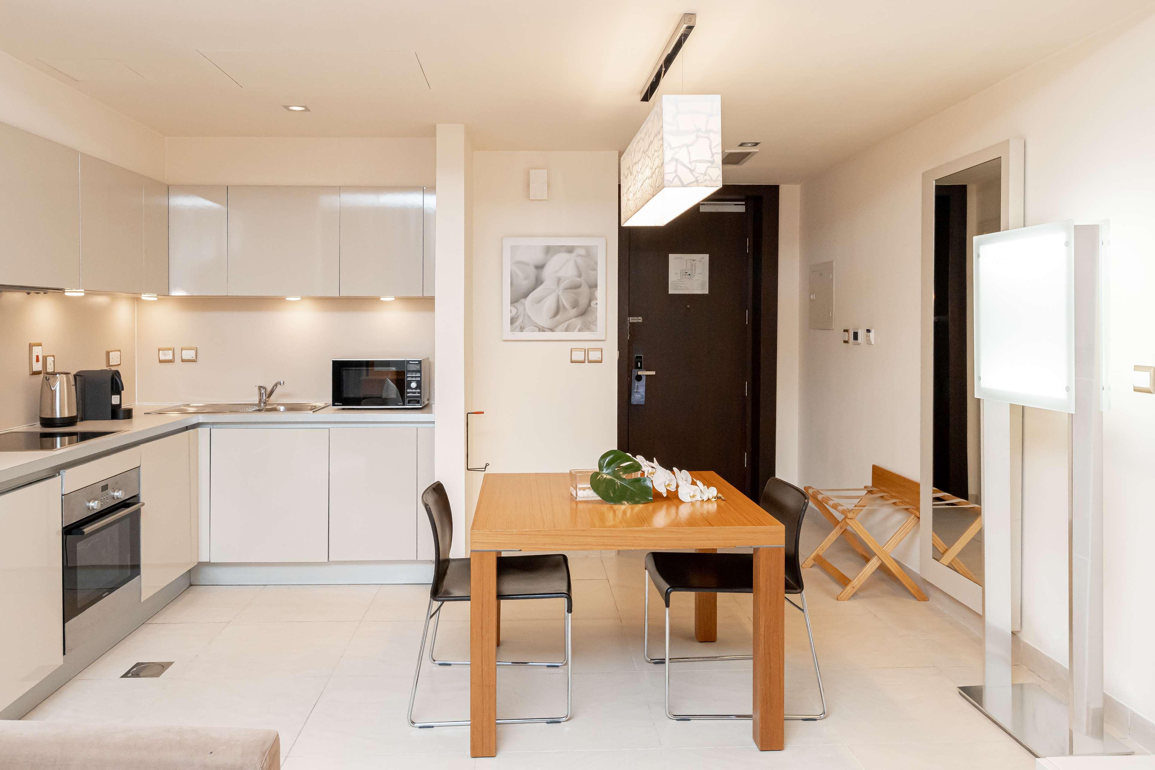 Radisson Blu Residence, Dubai Marina Esterno foto A typical apartment at the Park Tower