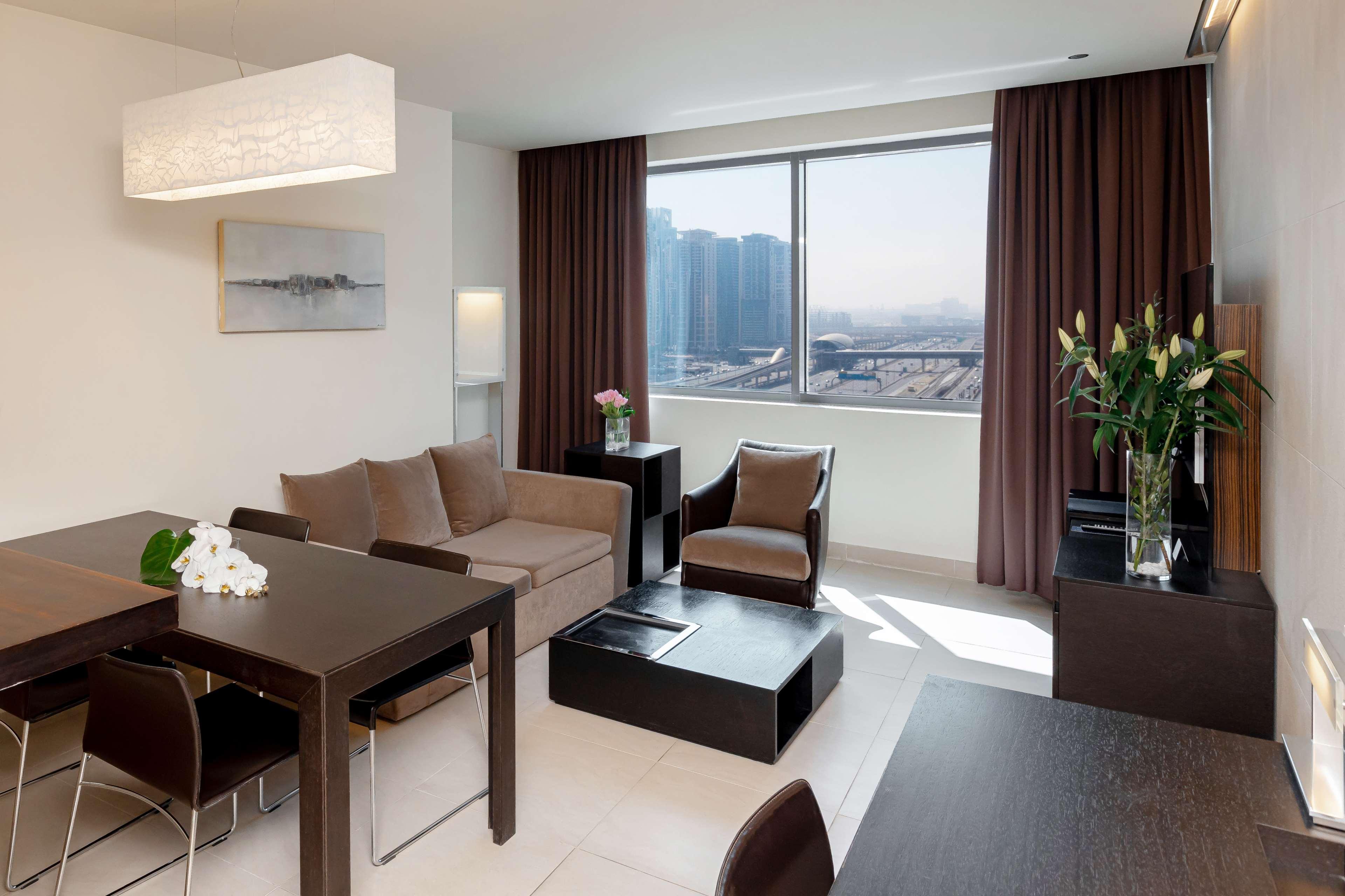 Radisson Blu Residence, Dubai Marina Esterno foto A suite at the hotel