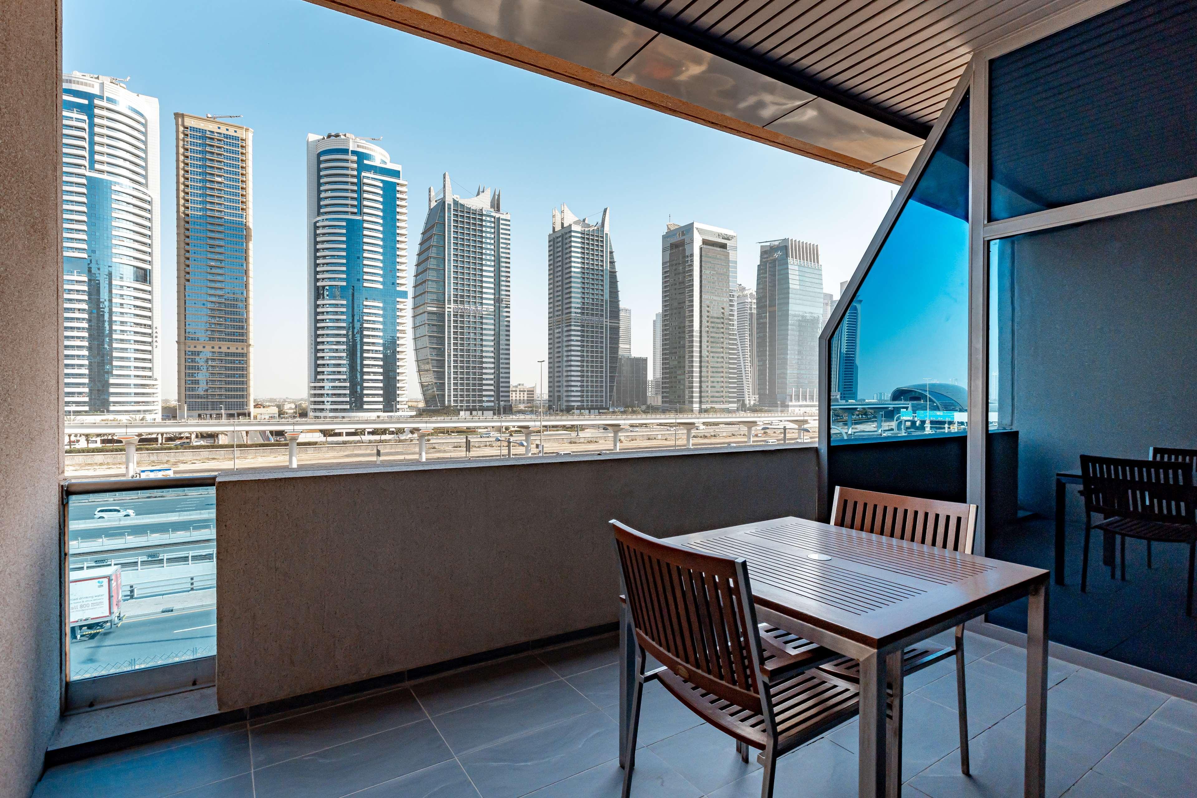 Radisson Blu Residence, Dubai Marina Esterno foto A balcony in Dubai