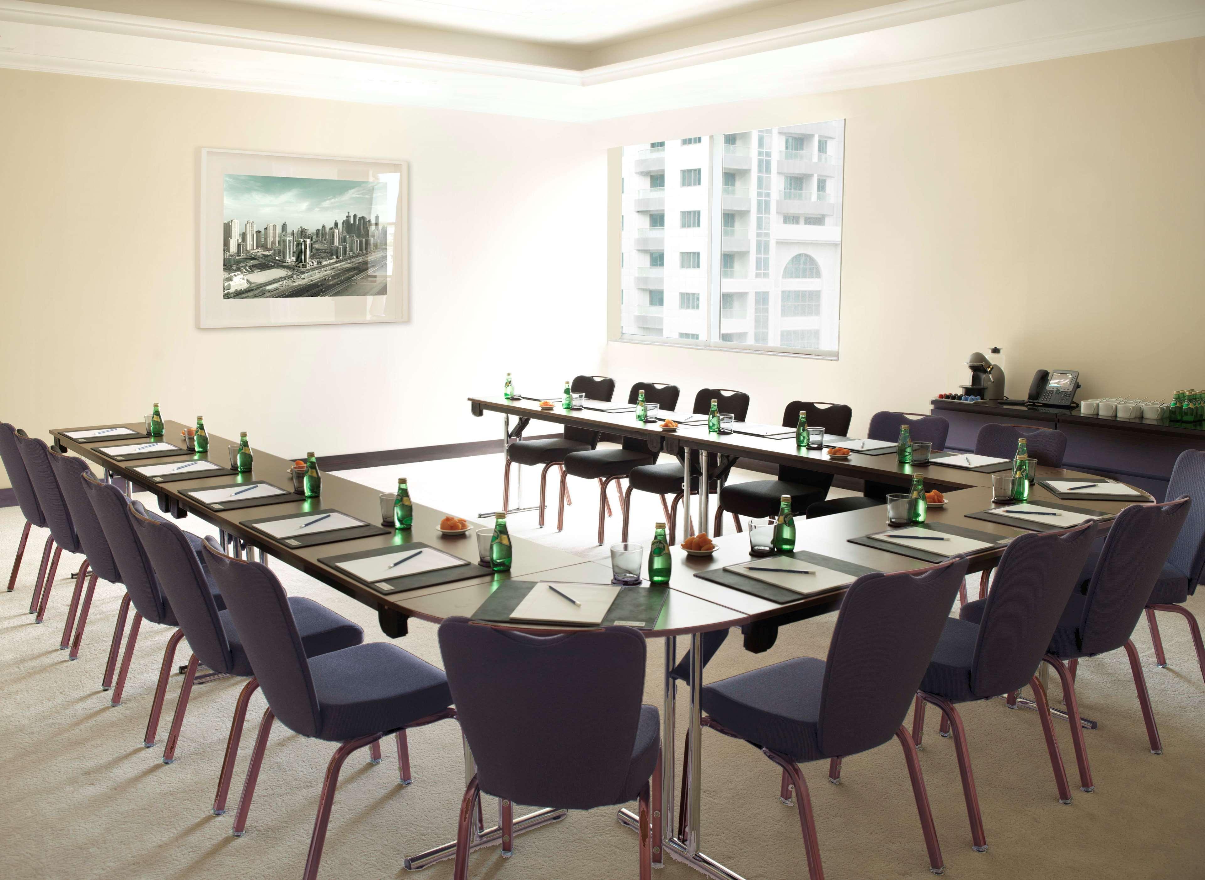 Radisson Blu Residence, Dubai Marina Esterno foto A meeting room at the hotel