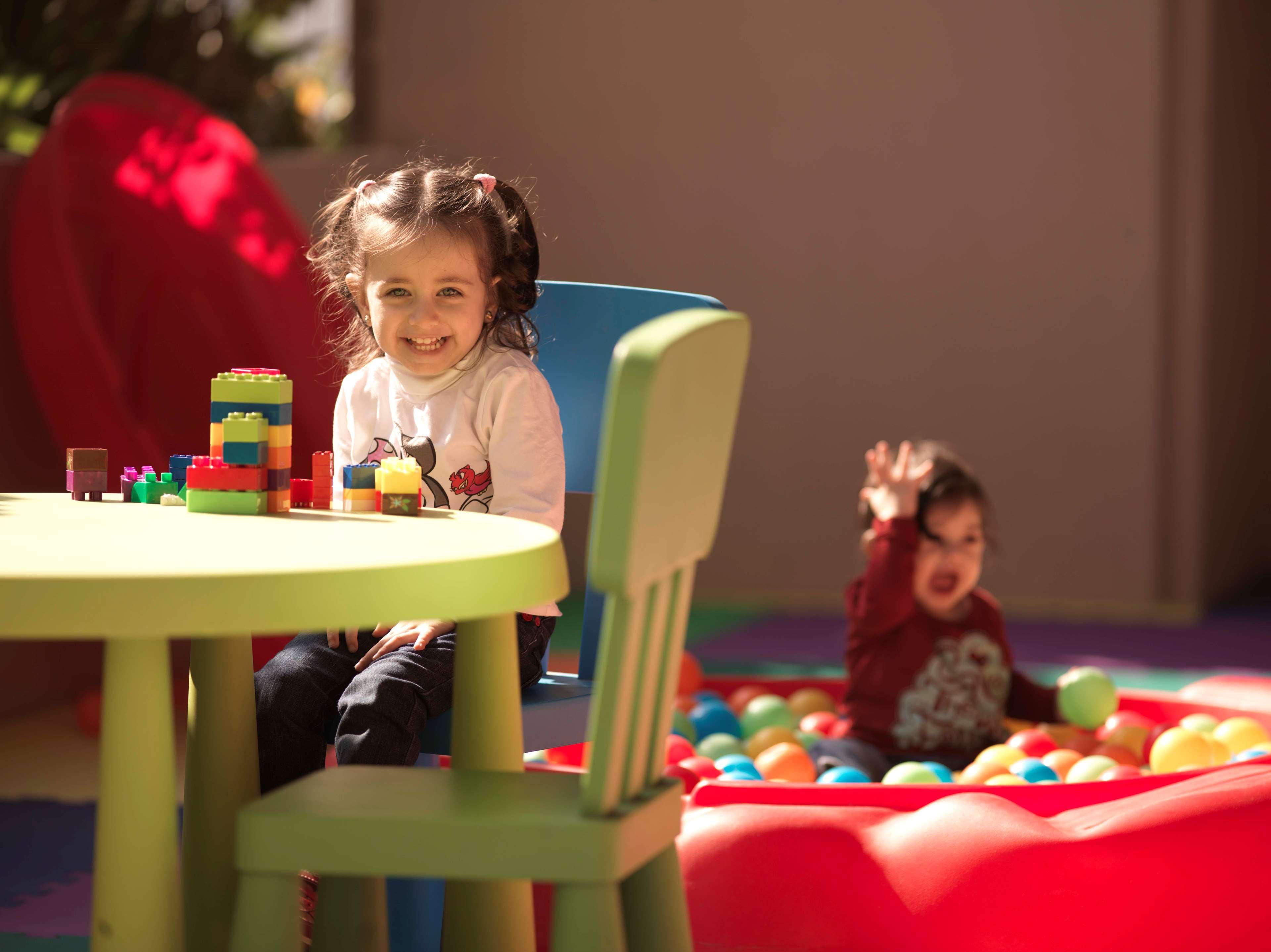 Radisson Blu Residence, Dubai Marina Esterno foto Children playing at a nursery