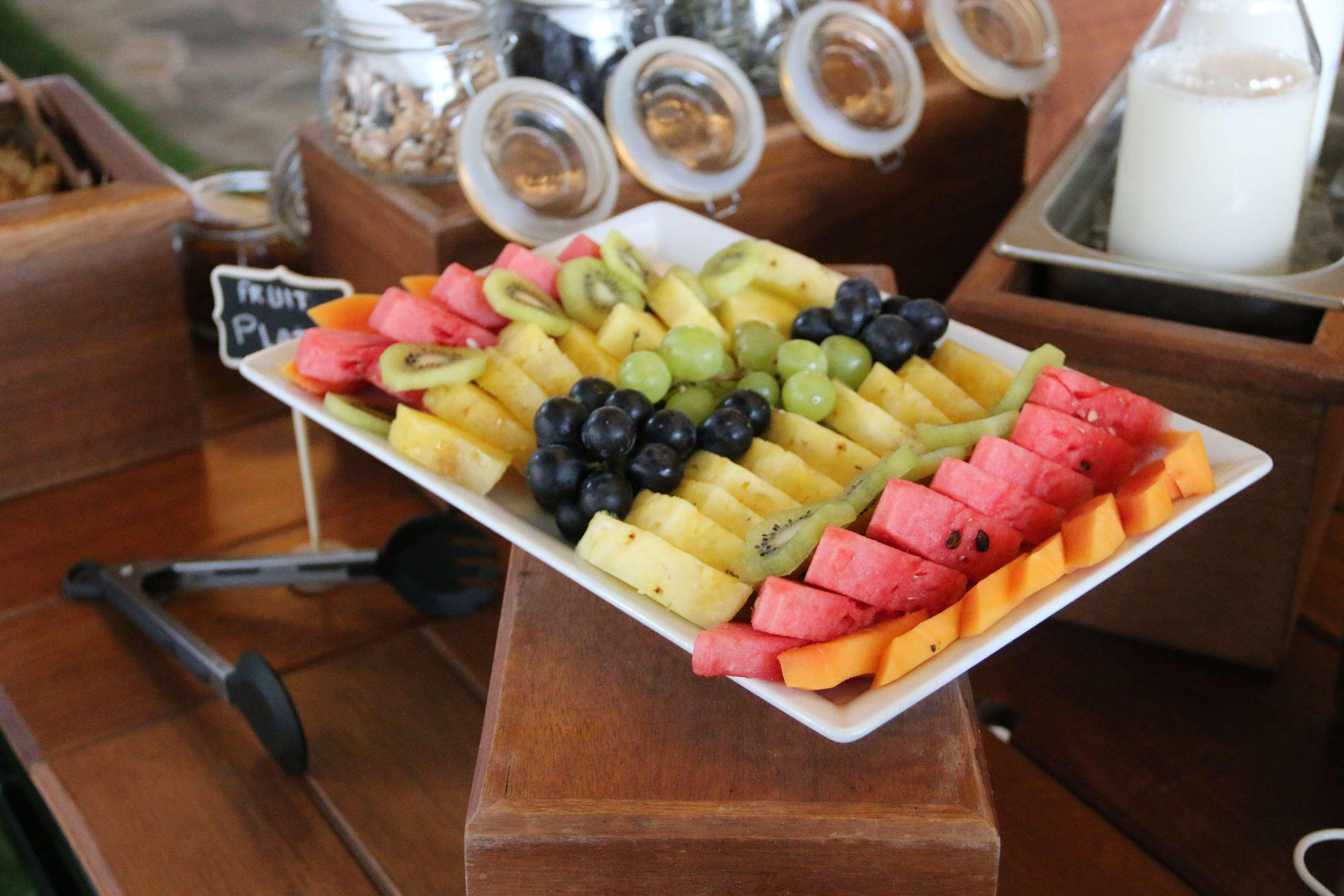 Radisson Blu Residence, Dubai Marina Esterno foto Fruit platter