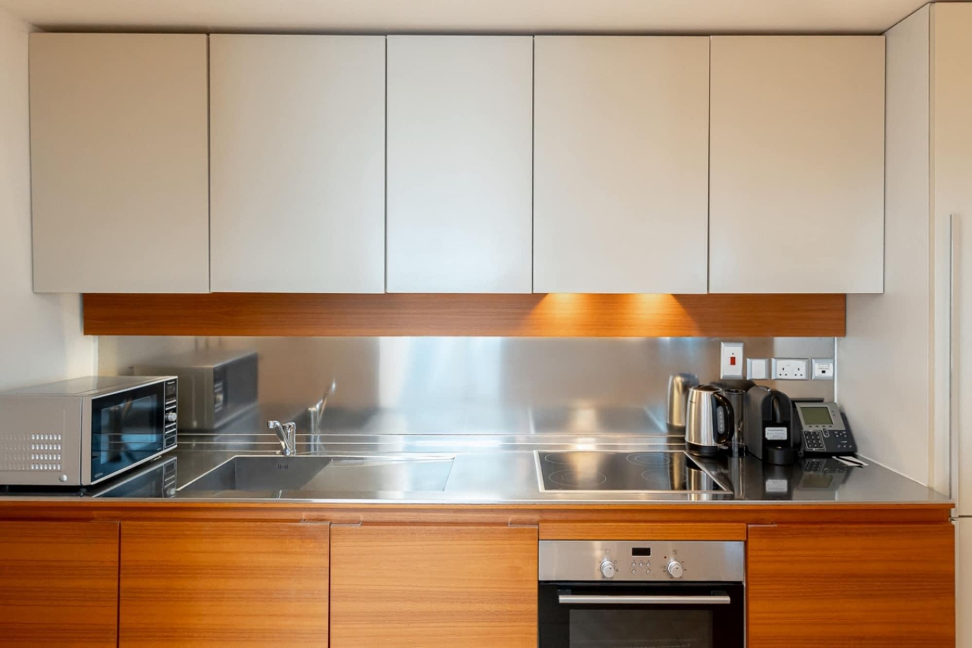 Radisson Blu Residence, Dubai Marina Esterno foto A kitchen with stainless steel countertops