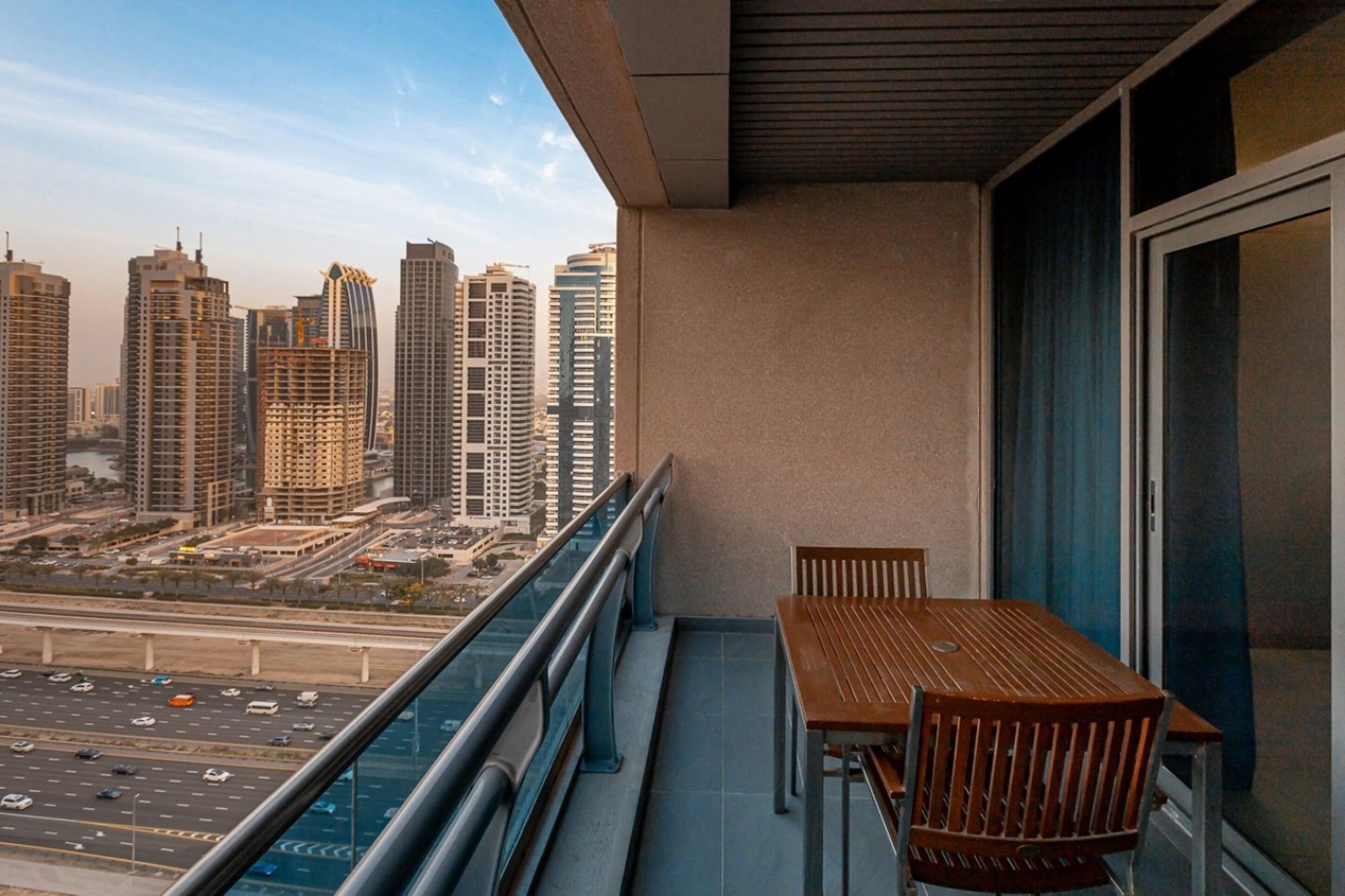 Radisson Blu Residence, Dubai Marina Esterno foto A balcony in Dubai