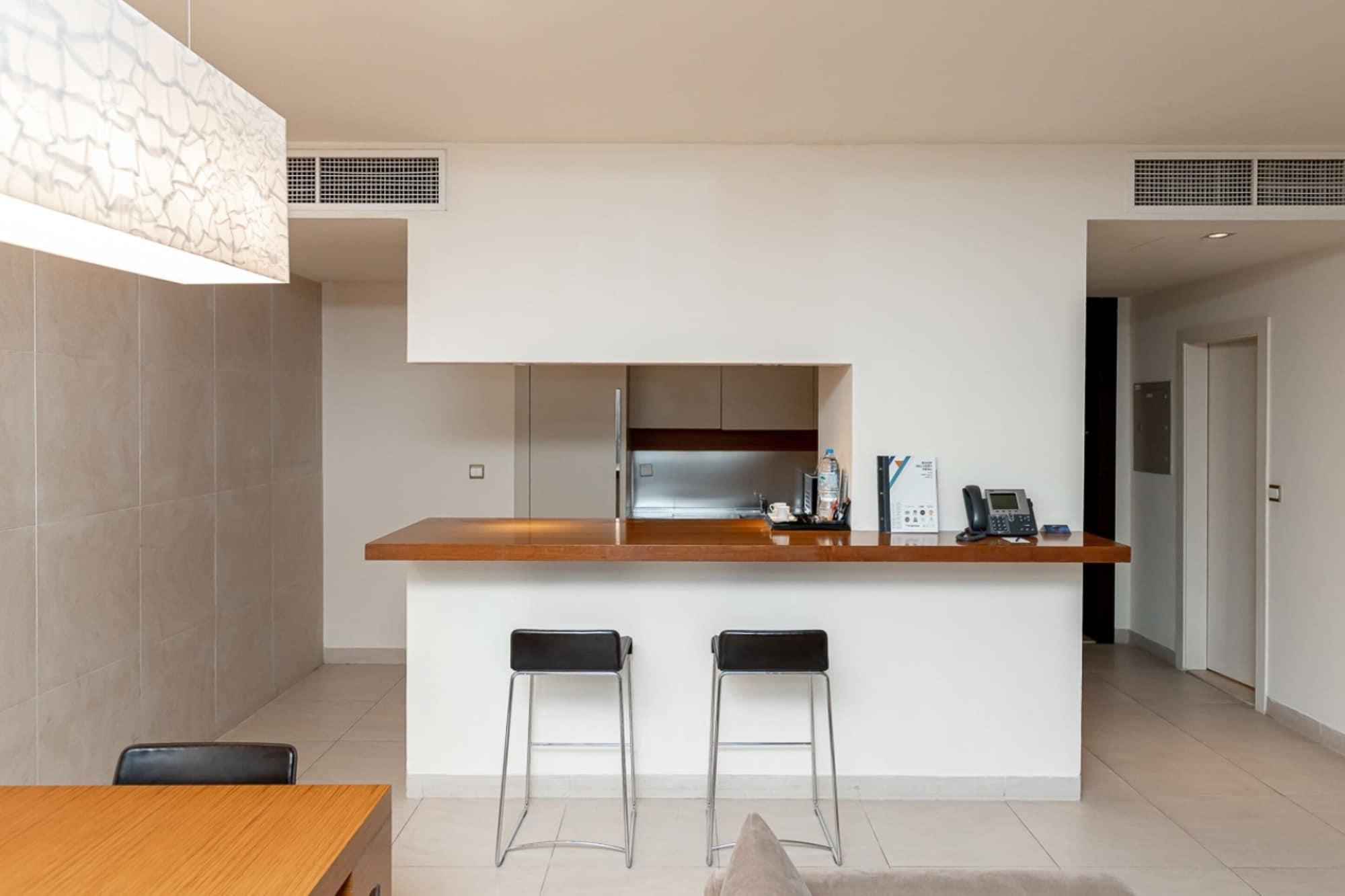 Radisson Blu Residence, Dubai Marina Esterno foto A modern open plan kitchen